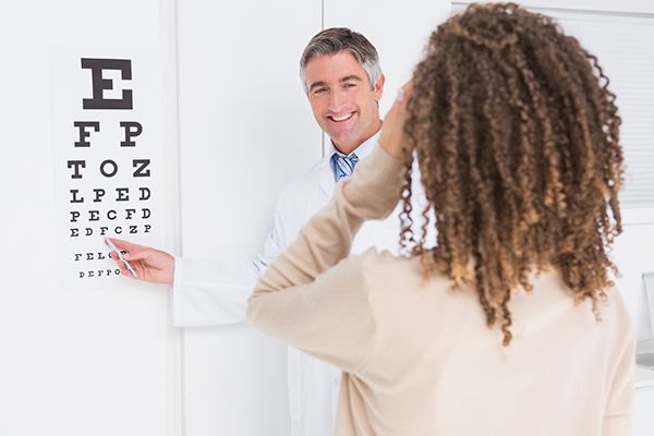 Woman-doing-eye-test-with-optometrist